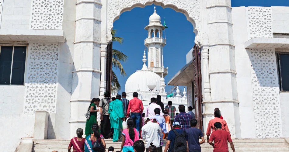Complete Guide to Haji Ali Dargah, Mumbai: History, Timings & Travel Tips