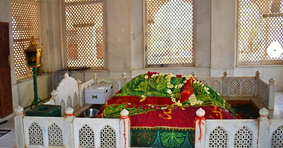 Complete Guide to Haji Ali Dargah, Mumbai: History, Timings & Travel Tips